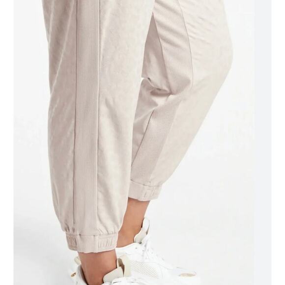 Athleta Brooklyn Textured Leopard Joggers Abalone Beige Cream Size 10 - Picture 3 of 13